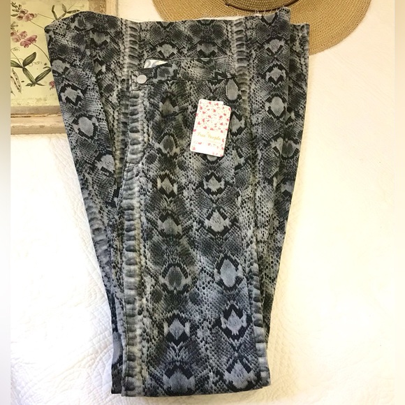 NWT We the Free Just Float On Flare Jeans - Picture 9 of 16